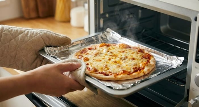 ピザを焼くのにおすすめのトースター~アルミホイルに乗せて